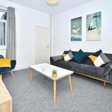 The Yellow Door By Avenew Management Serviced Accommodation Stoke-on-Trent Exterior foto