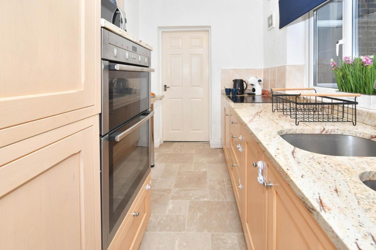 The Yellow Door By Avenew Management Serviced Accommodation Stoke-on-Trent Exterior foto