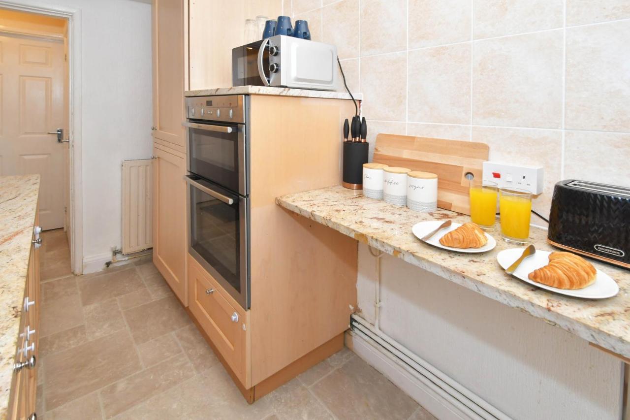 The Yellow Door By Avenew Management Serviced Accommodation Stoke-on-Trent Exterior foto